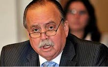 El idiota se arrancó de casa y sin bozal El idiota se arrancó de casa y sin bozal