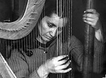 Violeta no se fue a los Cielos, sigue con nosotras. Cantando Violeta no se fue a los Cielos, sigue con nosotras. Cantando