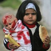 palestina nina con muneca