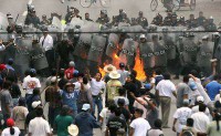 Los ejidatarios de San Salvador Atenco enfrentaron a los elementos de la policía del estado de México que intentaron desalojar a vendedores ambulantes en el municipio de Texcoco
