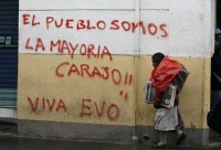 Ayer por la noche se anunció que el gobernador de Cochabamba, Manfred Reyes Villa, desistió de su propósito de convocar a un segundo referendo sobre la autonomía regional. Luego de cuatro días de intensas protestas, que dejaron un par de muertos y más de cien heridos, la ciudad está prácticamente militarizada ante el temor de nuevos enfrentamientos