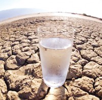 desierto y vaso de agua