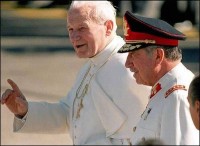 El Vaticano también apoyó a Pinochet: Wojtila con el dictador