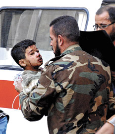 siria soldado y nino herido