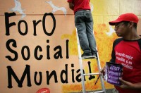 Activistas venezolanos pintan un mural con motivo del foro que se inaugura en Caracas hoy, 24 de enero