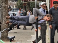 Lacalle Pou payasea y se muestra como bandera