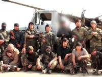 En el centro de la foto, Abu Anisah al-Khazakhi, el primer yihadista chino del «Emirato Islámico» muerto en combate, no era uigur sino kazajo.