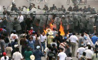 Los ejidatarios de San Salvador Atenco enfrentaron a los elementos de la policía del estado de México que intentaron desalojar a vendedores ambulantes en el municipio de Texcoco