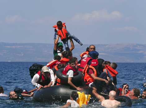 migrantes en salvavidas