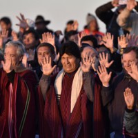 Bolivian President Evo Morales (C) welcomes the first rays of the sun during a traditional ceremony celebrating his 10 years in office, at the pre-Inca archeological site of Tiwanaku, Bolivia, 71 km from La Paz, on January 21, 2016. AFP PHOTO/AIZAR RALDES / AFP / AIZAR RALDES