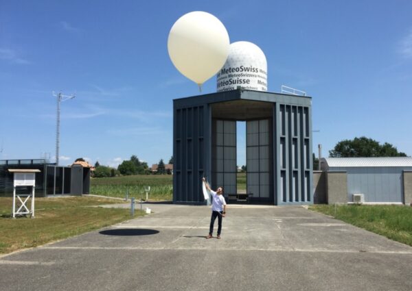 Lanzamiento-en-Suiza-de-un-balon-sonda-para-medir-la-temperatura-Foto-