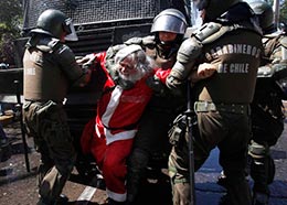 Chile: si Papá Noel existe, se lo apalea y va preso